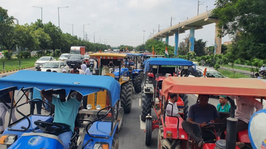 ग्रेटर नोएडा में सयुक्त किसान मोर्चा के आव्हान पर मांगों को लेकर किसानों ने निकाला ट्रैक्टर मार्च, भारी पुलिस बल तैनात