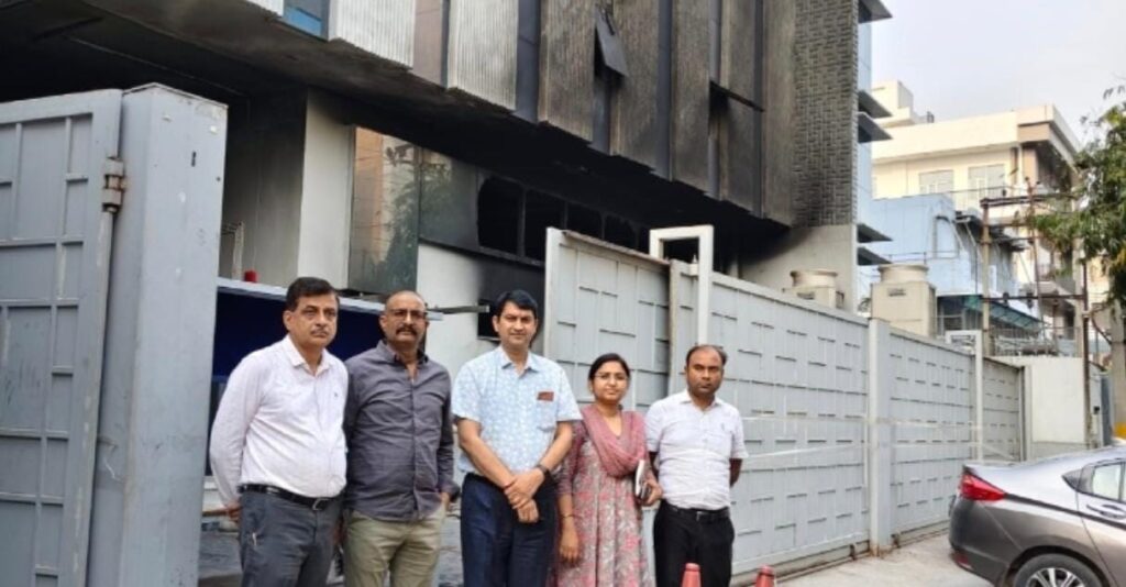 नोएडा में बिजली मीटर बनाने वाली फैक्ट्री में भीषण आग सुरक्षा मानकों की अनदेखी से गई मजदूर की जान फैक्ट्री को किया गया बंद