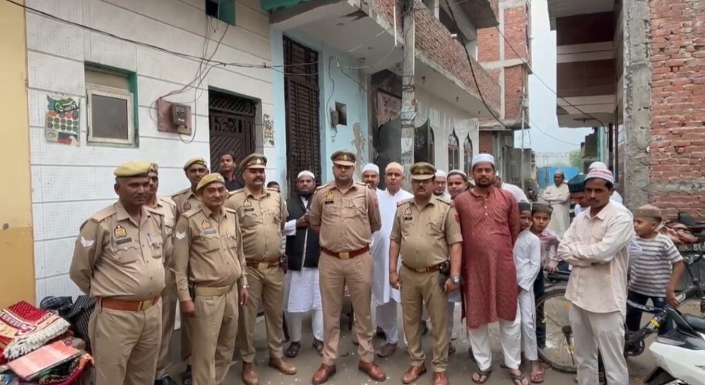 गाजियाबाद: कनावनी में कड़ी सुरक्षा के बीच शांतिपूर्ण संपन्न हुई ‘अलविदा जुमे’ की नमाज, अमन-चैन की मांगी दुआ