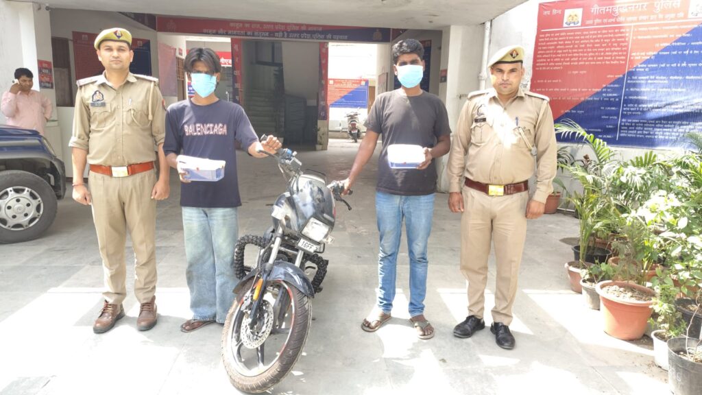 नोएडा: सेक्टर-58 पुलिस ने दो शातिर झपटमारों को दबोचा, कब्जे से 12 मोबाइल और चोरी की बाइक बरामद