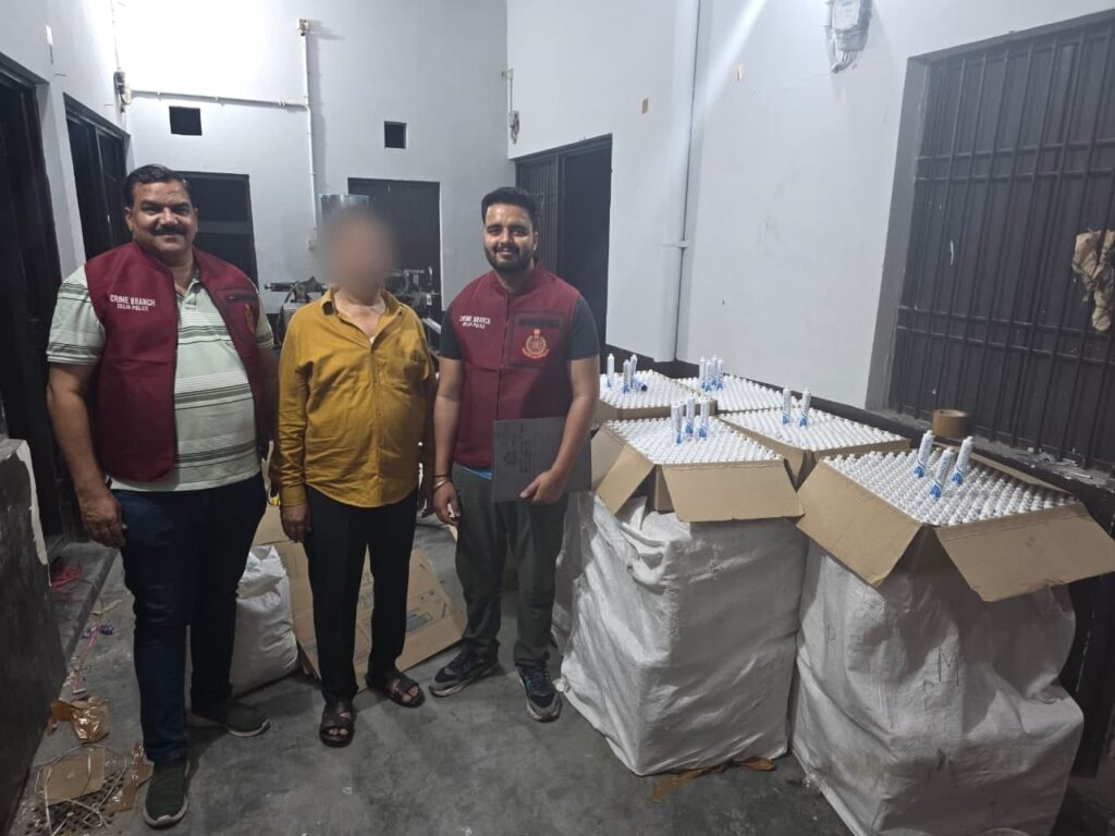 सावधान! कहीं आपका टूथपेस्ट नकली तो नहीं? दिल्ली में ‘सेंसोडाइन’ बनाने वाली अवैध फैक्ट्री का भंडाफोड़, भारी मात्रा में माल बरामद