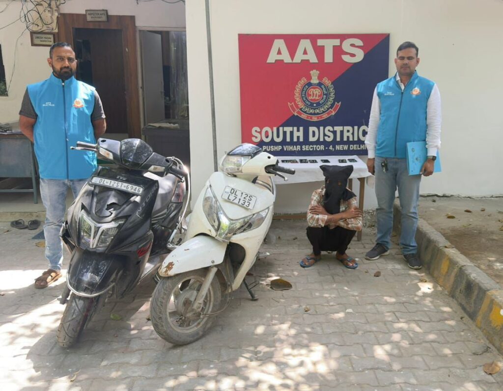 दिल्ली पुलिस का एक्शन: साकेत में जाल बिछाकर शातिर ऑटो लिफ्टर दबोचा, 3 चोरी की गाड़ियाँ बरामद; 6 मुकदमों में पहले से था वांछित
