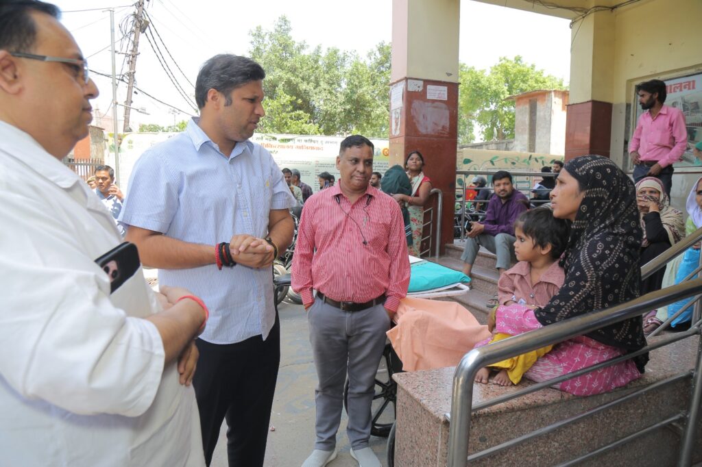 गाजियाबाद: जिला महिला अस्पताल में DM का औचक निरीक्षण; सुविधा शुल्क की शिकायत पर बिफरे जिलाधिकारी, दिए जांच के आदेश