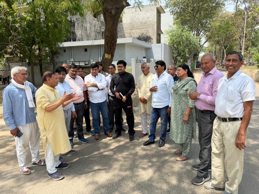 ग्रेटर नोएडा: सेक्टर बीटा-1 की सुरक्षा के लिए प्राधिकरण का बड़ा कदम; ज्ञापन के 24 घंटे के भीतर अधिकारियों ने किया निरीक्षण, चारदीवारी का काम शुरू करने के निर्देश