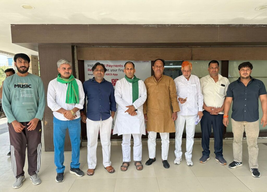 नोएडा: भाकियू लोकशक्ति के आगे झुकी आदित्य बिरला इंश्योरेंस कंपनी, मनमानी के खिलाफ दफ्तर में बोला धावा तो पास हुआ पूरा बिल