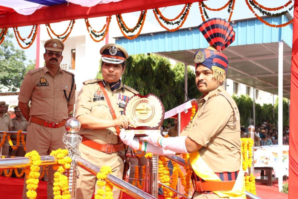 गौतमबुद्धनगर को मिले 566 नए रक्षक: भव्य पासिंग आउट परेड में CP लक्ष्मी सिंह ने ली सलामी, ईमानदारी और सेवा की दिलाई शपथ