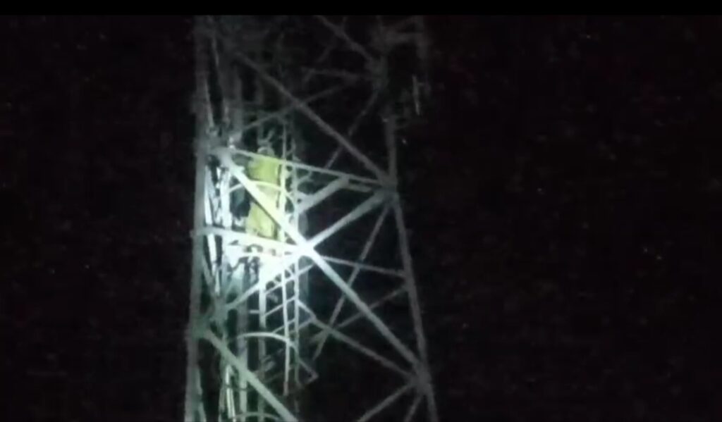 बहराइच: परिजनों की डांट से नाराज किशोरी मोबाइल टावर पर चढ़ी, 3 घंटे तक सांसें रही अटकीं, पुलिस ने ऐसे बचाई जान