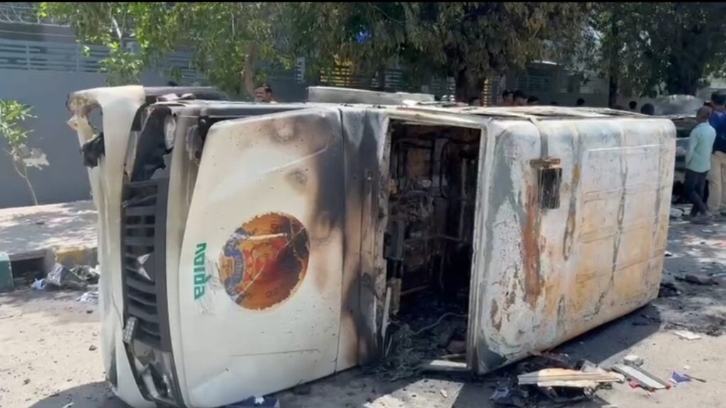 नोएडा सुलग उठा: वेतन बढ़ाने की मांग को लेकर मजदूरों का तांडव, पुलिस की गाड़ियों में लगाई आग, कंपनियों में भारी तोड़फोड़