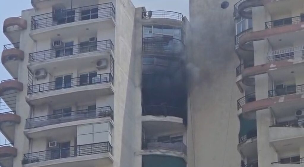 गाजियाबाद: क्रॉसिंग रिपब्लिक की मार्केट में भीषण आग, 100 से ज्यादा दुकानें जलकर खाक; 18वीं मंजिल तक पहुंची लपटें