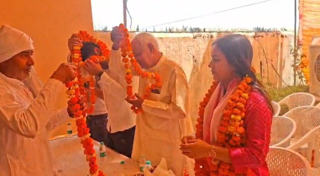 लोनी के रिश्तल गांव में UPSC विजेताओं का भव्य स्वागत: रॉकी कसाना और कोमल मावी का ग्रामीणों ने किया जोरदार अभिनंदन