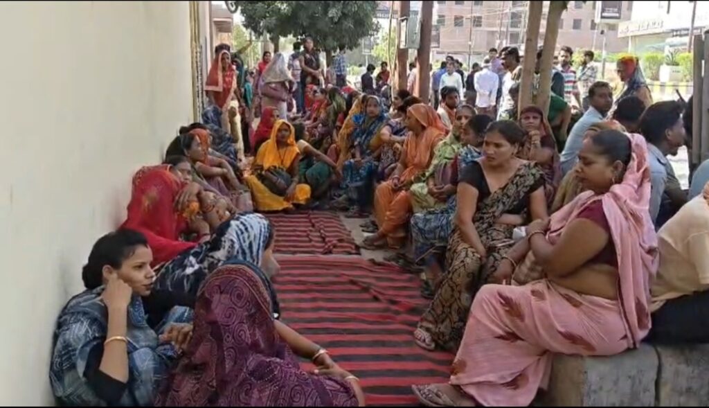 मथुरा: स्वीटी सुपारी फैक्ट्री के बाहर श्रमिकों का जोरदार प्रदर्शन, वेतन में भेदभाव और उत्पीड़न का लगाया आरोप