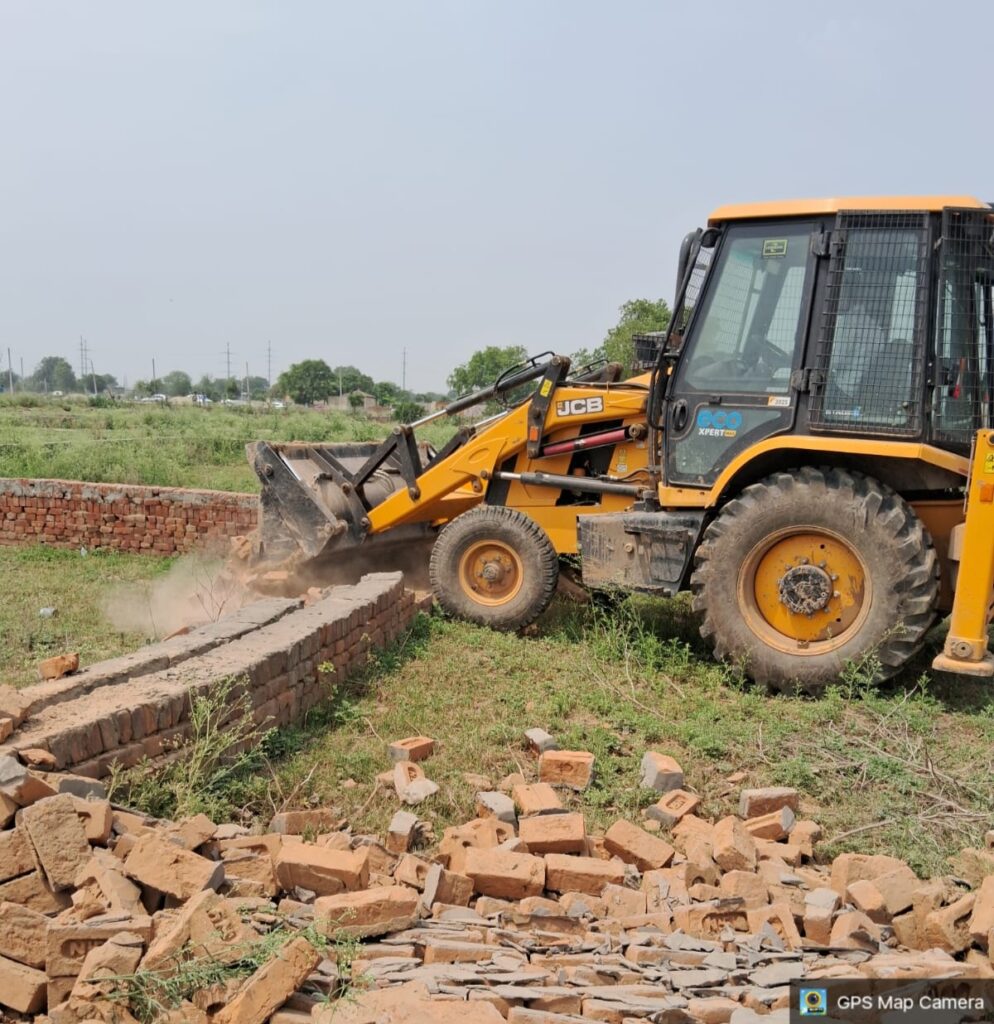 ग्रेनो प्राधिकरण का बड़ा एक्शन: भनौता में 80 करोड़ की 40 हजार वर्ग मीटर जमीन अतिक्रमण मुक्त, बुल्डोजर से ढहाए अवैध निर्माण