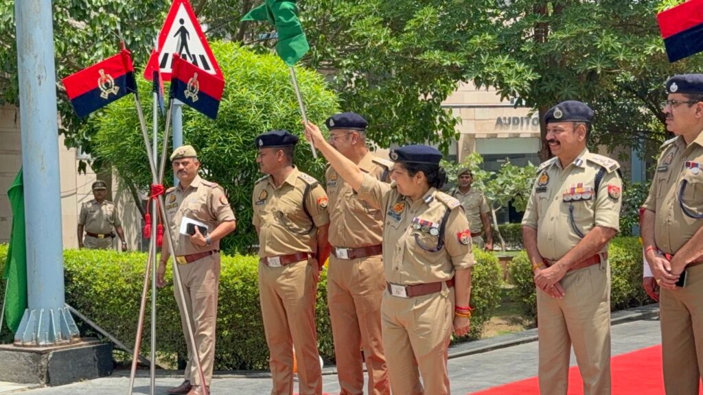 नोएडा: डायल-112 के बेड़े में शामिल हुए 25 नए वाहन, पुलिस कमिश्नर लक्ष्मी सिंह ने हरी झंडी दिखाकर किया रवाना