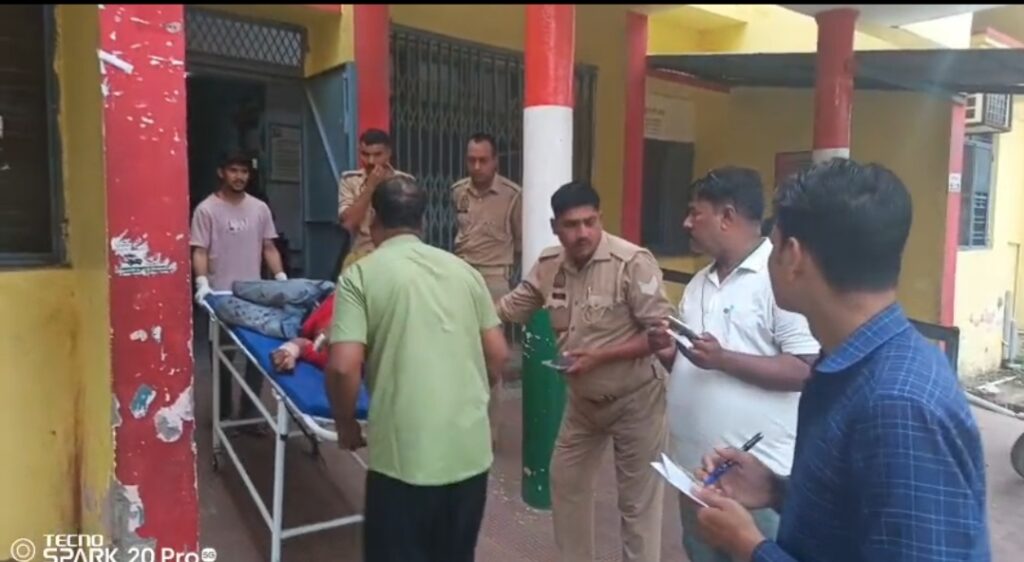 बदायूं: गंगा एक्सप्रेसवे पर रफ्तार का कहर, खड़े ट्रक में घुसी डबल डेकर बस, 27 यात्री घायल, कई की हालत गंभीर