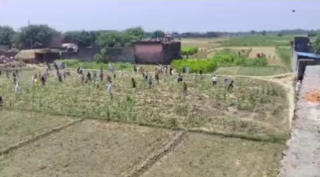 अमरोहा: खेत की मेढ़ को लेकर दो पक्षों में खूनी संघर्ष, जमकर चले ईंट-पत्थर, महिलाओं ने भी मोर्चा संभाला, 50 पर केस