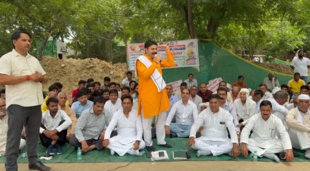 ग्रेटर नोएडा: जनसमस्याओं को लेकर आर-पार की जंग, सूरजपुर जिला मुख्यालय पर प्रवीण भारतीय की अनिश्चितकालीन भूख हड़ताल शुरू