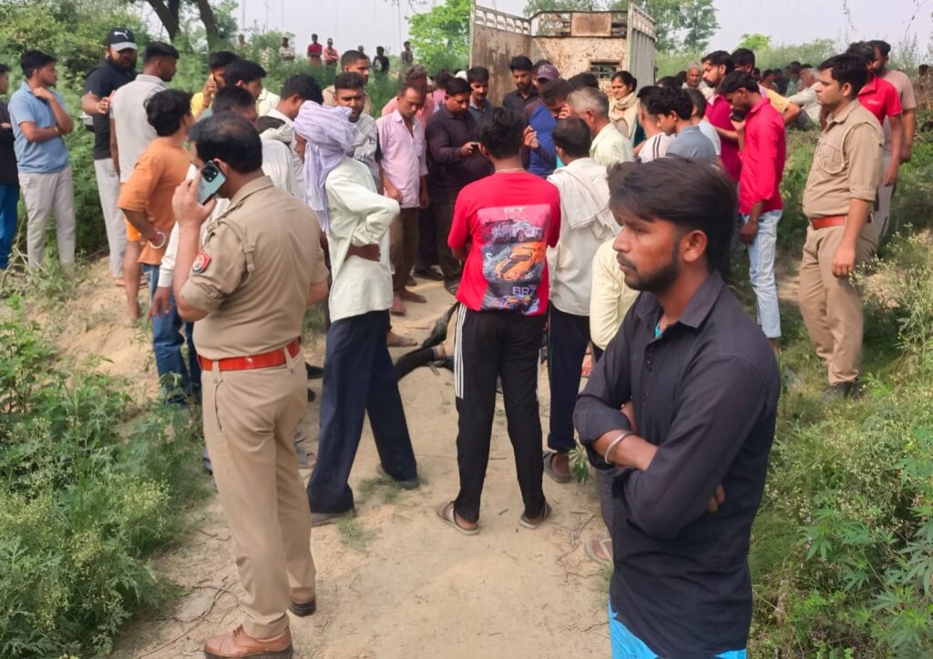 हापुड़: नाले किनारे मिला बुलंदशहर के युवक का शव, पास खड़ी मिली बुलेट; परिजनों ने लगाया हत्या का आरोप