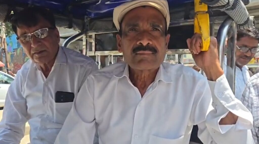अमरोहा: “जब तक हालात सामान्य नहीं, ई-रिक्शा ही सवारी”, भाजपा जिलाध्यक्ष उदय गिरी की सादगी और पहल ने खींचा ध्यान