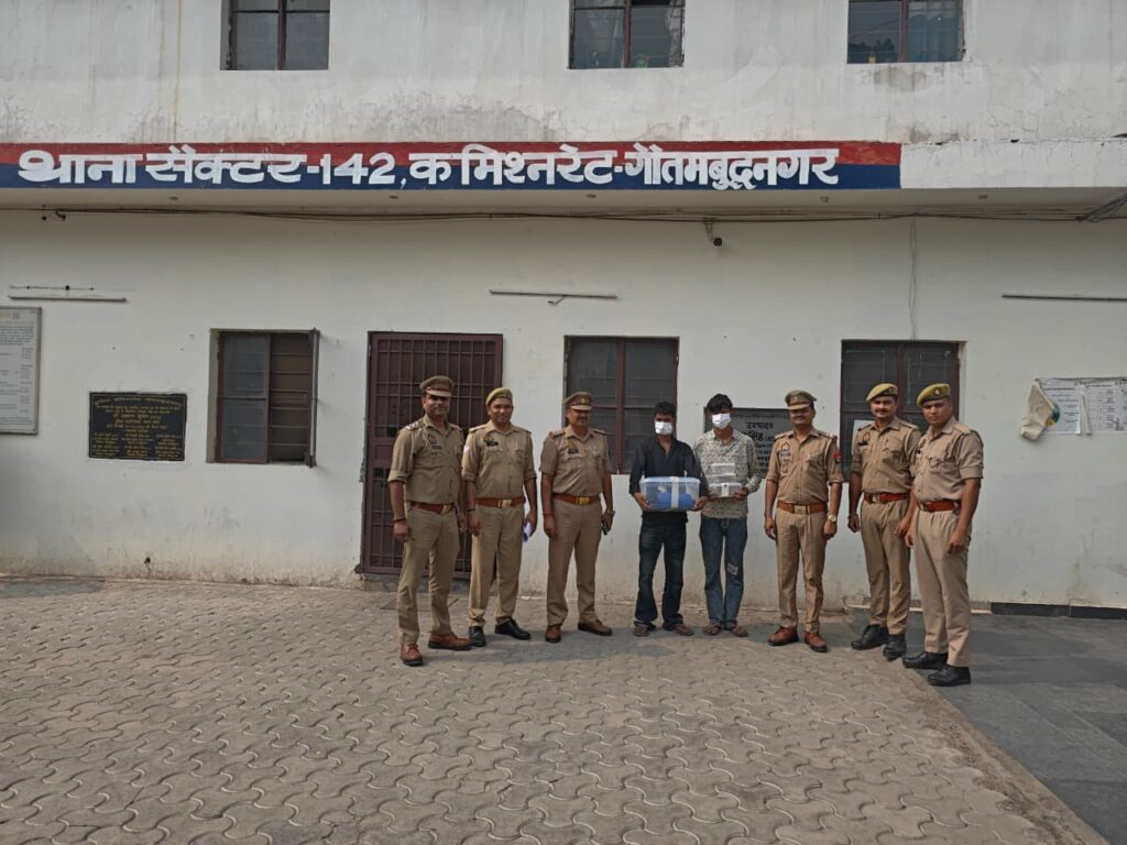 नोएडा में पुलिस का बड़ा खुलासा: लैपटॉप और मोबाइल चोरी करने वाले दो शातिर गिरफ्तार, कार के शीशे तोड़कर देते थे वारदात को अंजाम