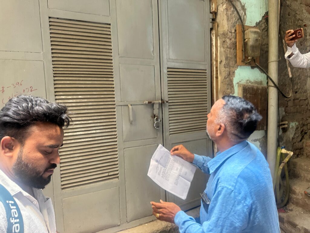 गाजियाबाद में प्रशासन का बड़ा एक्शन: खोड़ा के नवनीत विहार में आरोपी असद के घर पर चस्पा हुआ नोटिस, 15 दिन में कब्जा हटाने का अल्टीमेटम