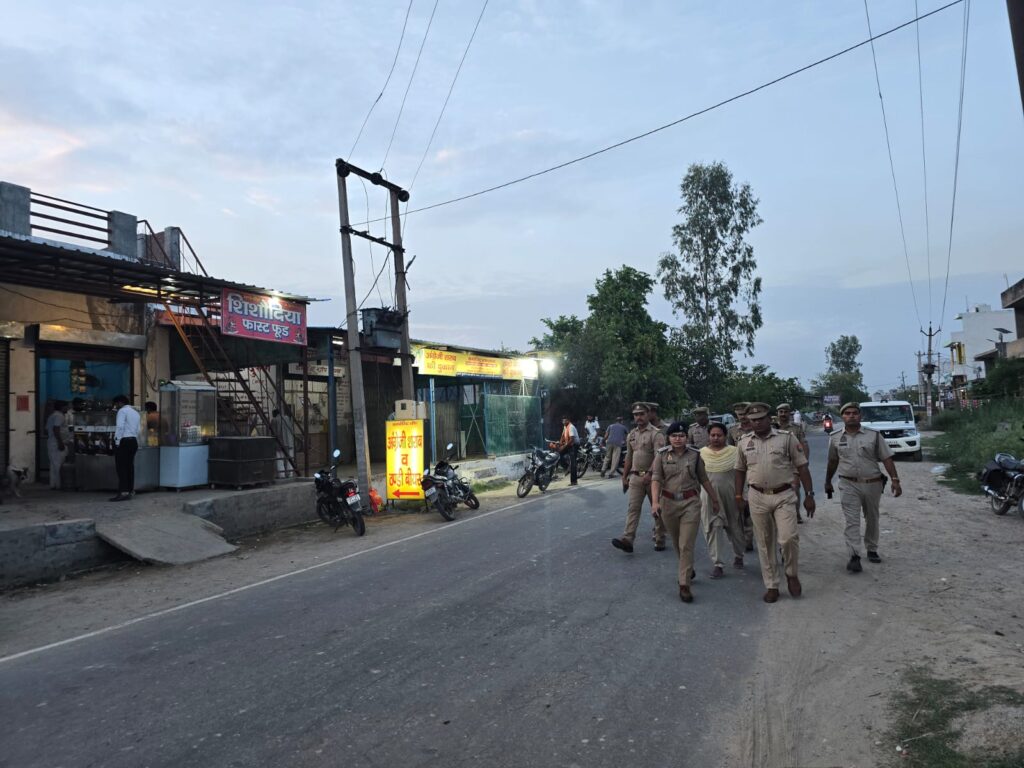 जारचा थाने का त्रैमासिक निरीक्षण: ACP प्रशाली गंगवार ने फाइलों की जांच के बाद सड़कों पर की फुट पेट्रोलिंग, दिए कड़े निर्देश