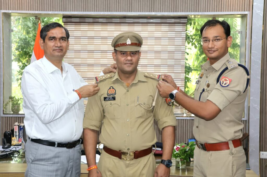 मथुरा: पीआरओ अनुराग चौधरी बने निरीक्षक, डीएम और एसएसपी ने स्टार लगाकर दी बधाई
