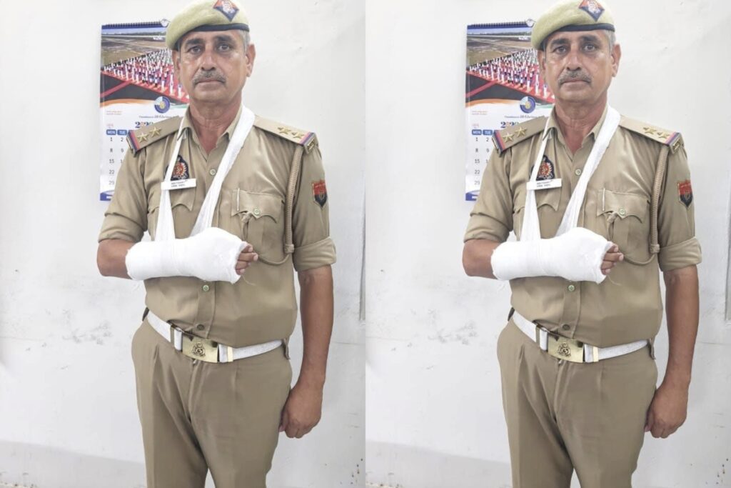 नोएडा में टीएसआई रमेश पंवार की जांबाजी: उंगली में फ्रैक्चर के बावजूद दबोचा स्नैचर, पुलिस कमिश्नर ने किया सम्मानित