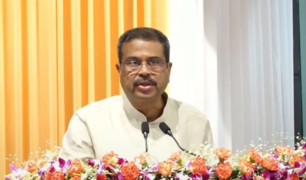 देश की राजनीति से जुड़ी बड़ी खबर: शिक्षा मंत्री धर्मेंद्र प्रधान ने दिया इस्तीफा, जंतर-मंतर पर धरने पर बैठे छात्र हुए खुश