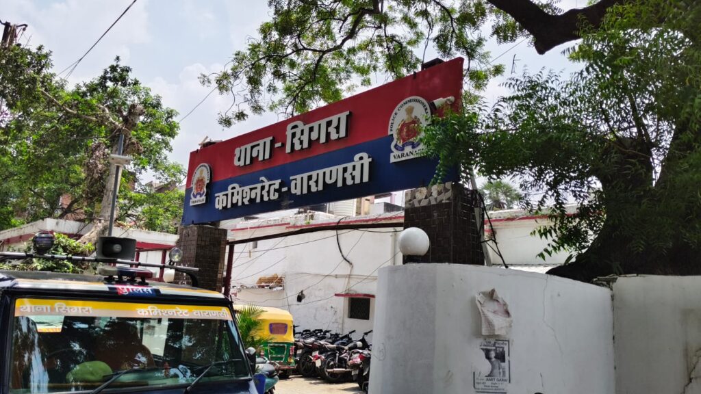 वाराणसी में अनूठी कार्रवाई: एंटी रोमियो टीम ने पुरुषों से छेड़खानी के आरोप में दो युवतियों को किया गिरफ्तार, सिगरा थाने में मामला दर्ज