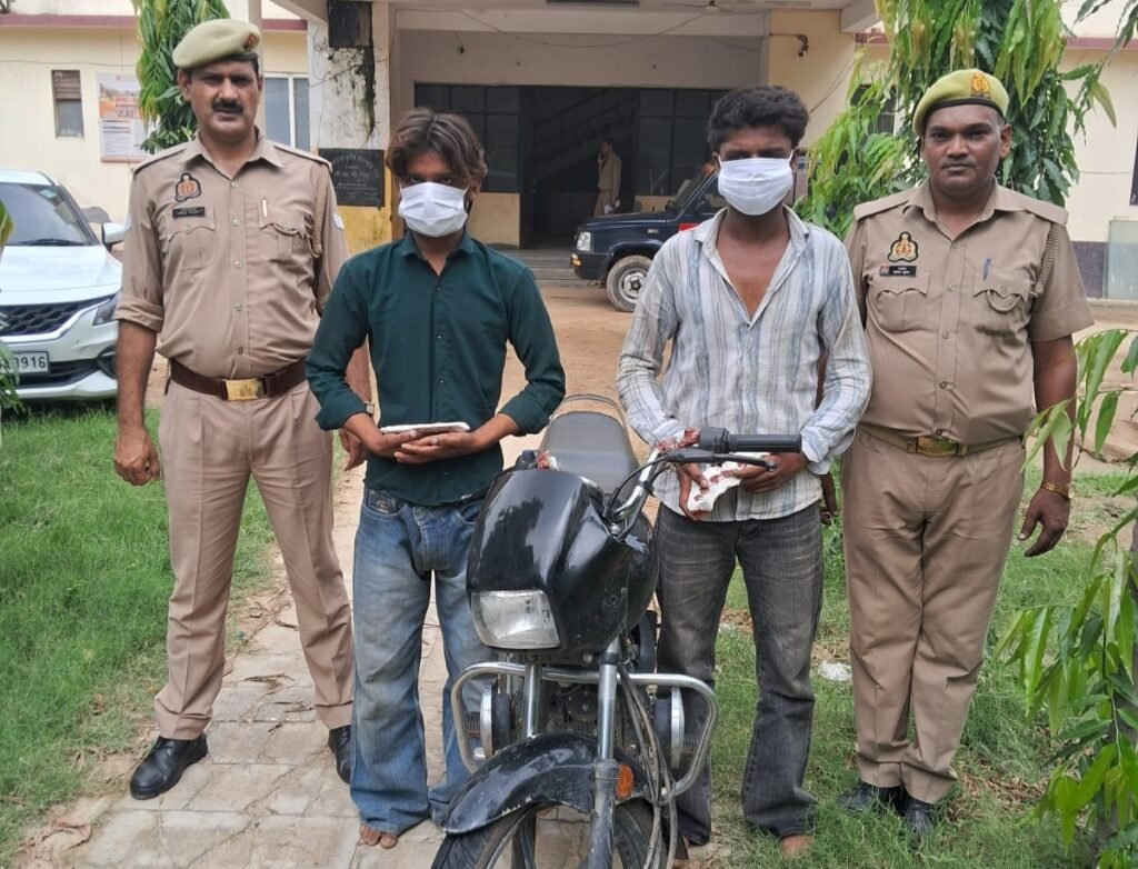 इकोटेक-3 पुलिस की बड़ी कार्रवाई: चोरी की मोटरसाइकिल और अवैध हथियारों के साथ दो शातिर गिरफ्तार, आपराधिक इतिहास खंगाल रही पुलिस
