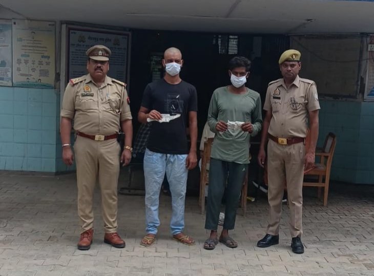 जारचा पुलिस की बड़ी कार्रवाई: बंद मकानों को निशाना बनाने वाले दो शातिर चोर गिरफ्तार, अवैध हथियार और नकदी बरामद
