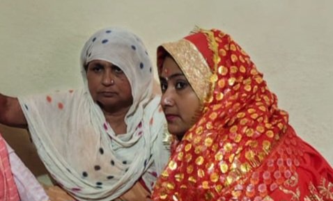 Hapur News : हापुड़ में शादी का झांसा देकर एक लाख और लाखों के जेवर लेकर फरार हुई महिला, धोखाधड़ी का आरोप