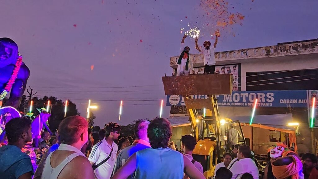 Hapur News : भाकियू लोकहित की अनूठी पहल, बुलडोजर पर चढ़कर कांवड़ियों का किया भव्य स्वागत