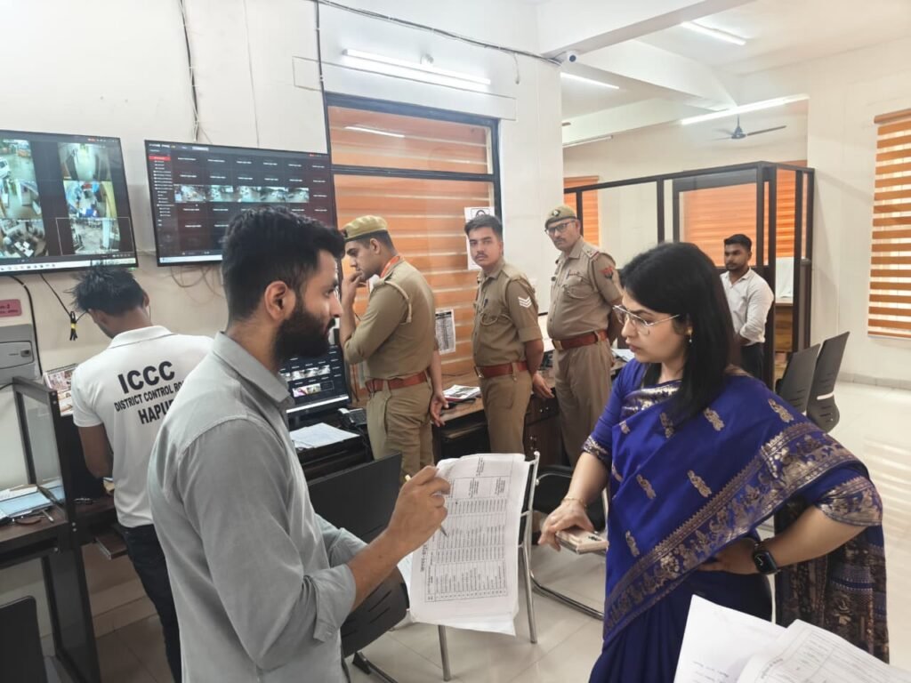 Hapur News : हापुड़ डीएम कविता मीना ने किया कंट्रोल रूम का औचक निरीक्षण, कांवड़ यात्रा की व्यवस्थाओं पर जताया जोर