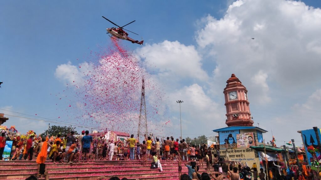 हापुड़ डीएम और एसपी ने हेलीकॉप्टर से की पुष्प वर्षा