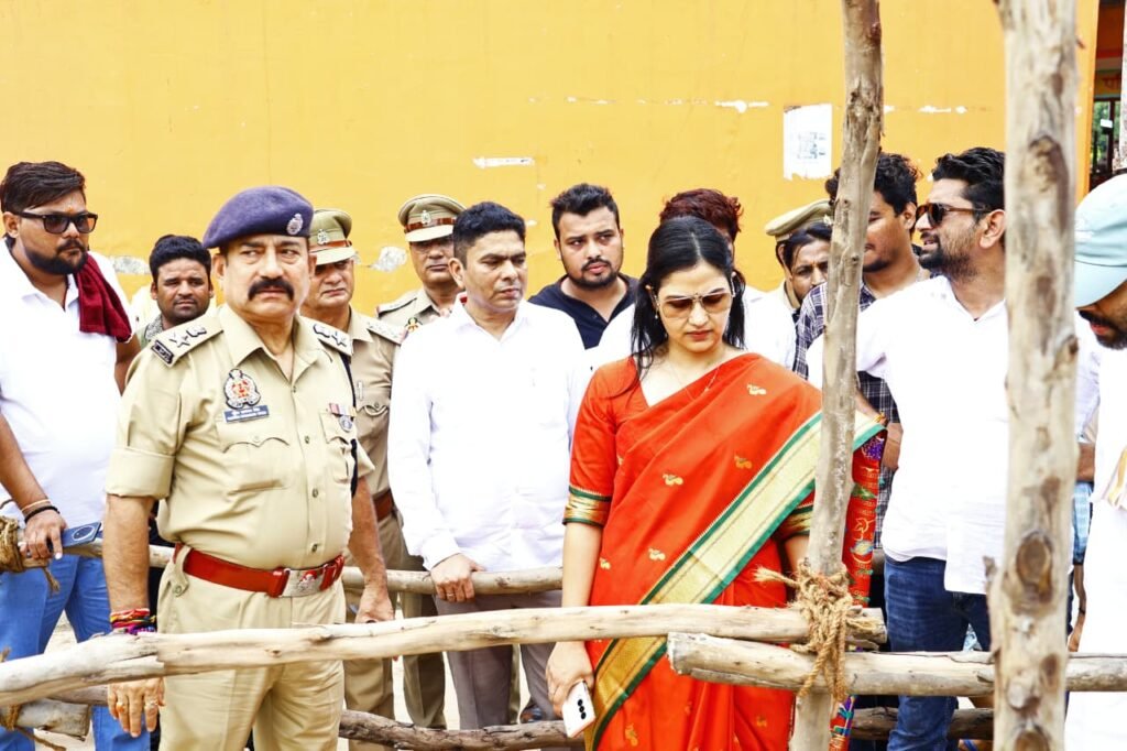 Hapur News : शिवरात्रि से पहले डीएम एसपी ने शिव मंदिरों में जलाभिषेक की तैयारियों का लिया जायजा