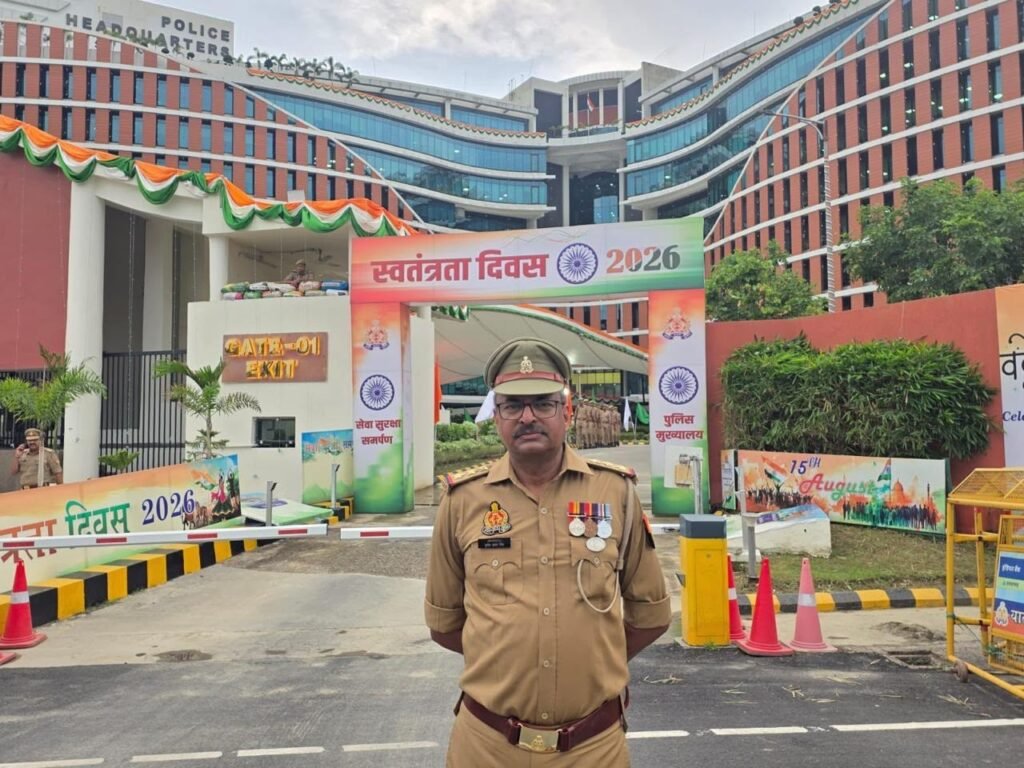 Hapur News : हापुड़ के साइबर थाना प्रभारी मुनीष प्रताप सिंह को मिला राष्ट्रपति गैलेंट्री मेडल, डीजीपी ने किया सम्मानित