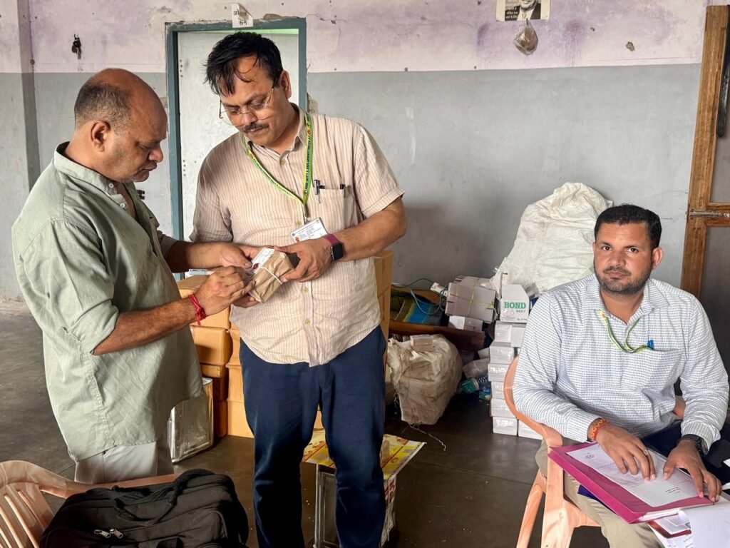 Hapur News : हापुड़ की फूड फर्म पर एफएसडीए का छापा, नंदन गोल्ड ब्रांड का 339 लीटर खाद्य तेल जब्त