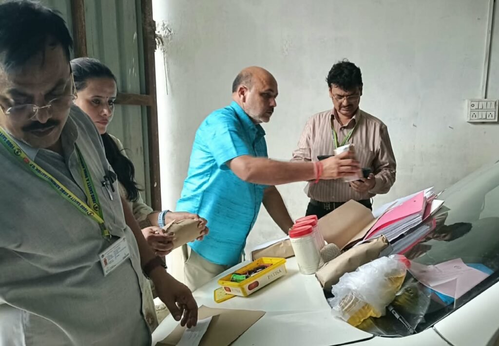 Hapur News : हापुड़ में चल रही नकली घी फैक्ट्री का भंडाफोड़, एफएसडीए ने 955 किलो मिलावटी क्रीम कराई नष्ट