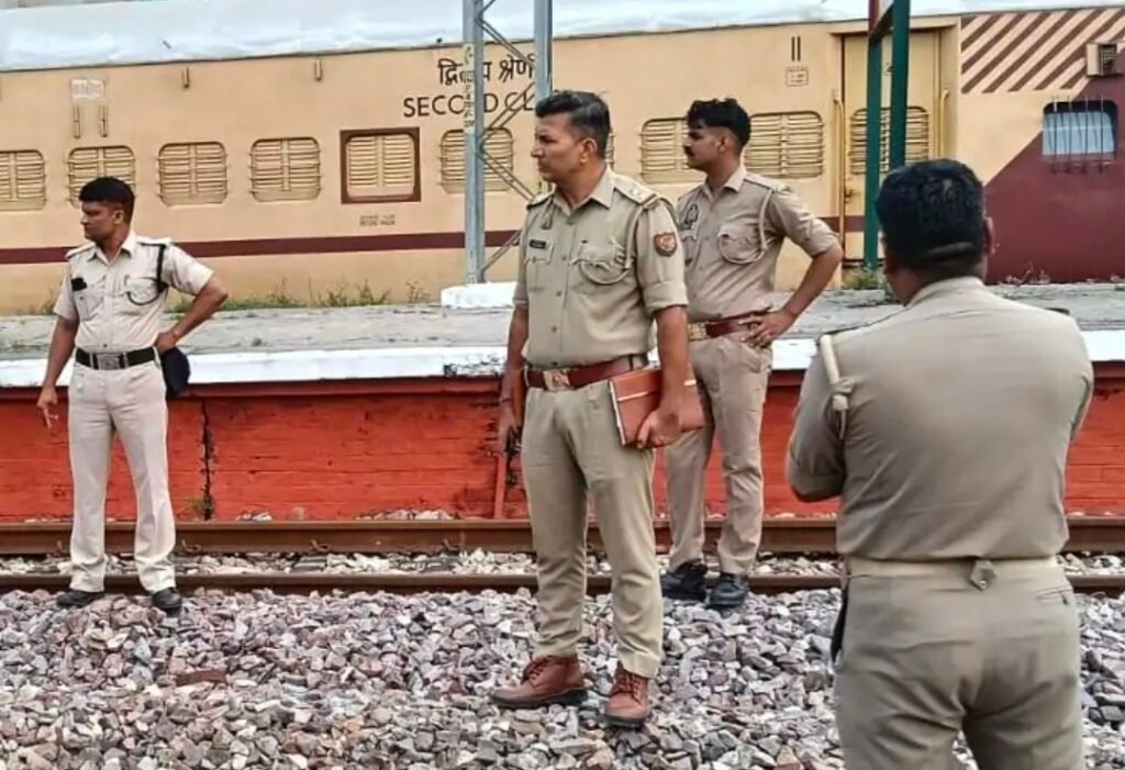 Hapur News : ट्रेन की चपेट में आई अज्ञात महिला, मौके पर मौत