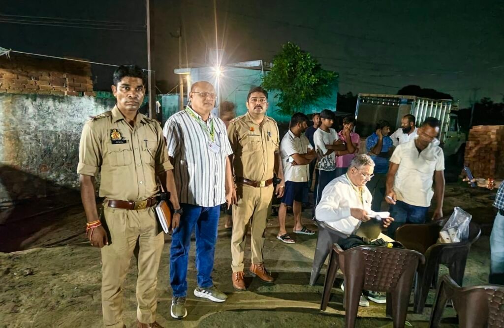 Hapur News : हापुड़ में पनीर फैक्ट्रियों पर खाद्य विभाग का छापा, 13 क्विंटल माल नष्ट