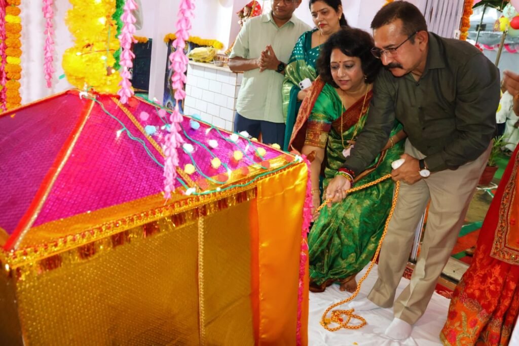 Hapur News : हापुड़ में श्रद्धा और उल्लास के साथ मनाया गया जन्माष्टमी पर्व, मंदिरों में उमड़ी भक्तों की भीड़