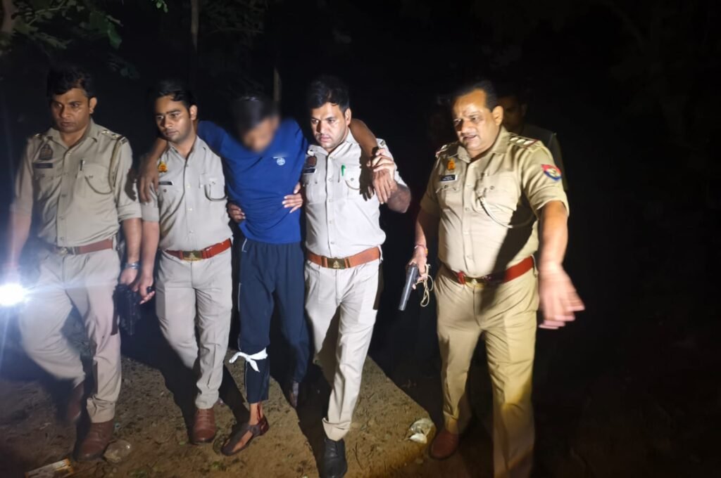 Hapur News : हापुड़ में तड़के गौकशों से पुलिस की भिड़ंत, पैर में गोली लगने से एक घायल, साथी दबोचा
