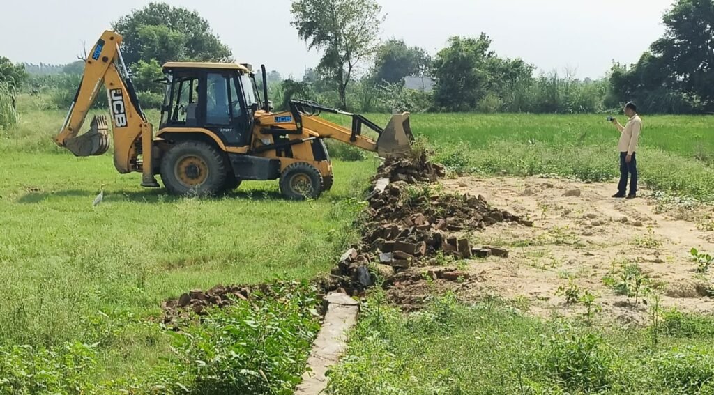 Hapur News : हापुड़ में अवैध प्लाटिंग पर चला बुलडोजर, पिलखुवा में 40 हजार वर्ग मीटर जमीन पर हुई कार्रवाई