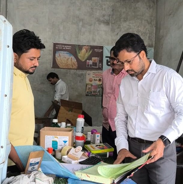 Hapur News : हापुड़ में नकली खाद पर कृषि विभाग की बड़ी कार्रवाई, दो दुकानों से 18 सैंपल लिए