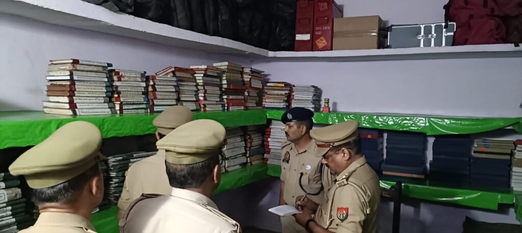 Hapur News : हापुड़ में एएसपी ने किया नगर कोतवाली का वार्षिक निरीक्षण, अभिलेखों और सुरक्षा व्यवस्था को परखा