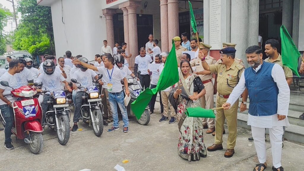 Hapur News : हापुड़ में अंतर्राष्ट्रीय सांकेतिक भाषा सप्ताह पर निकली यातायात जागरूकता रैली, एसपी ने दिखाई हरी झंडी
