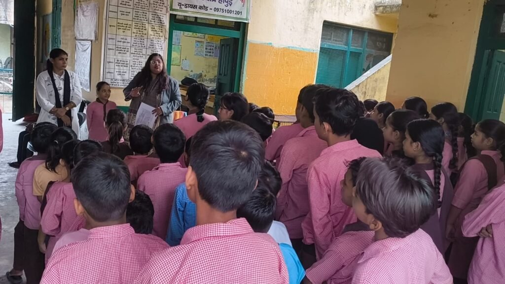 Hapur News : हापुड़ में छात्रों को पॉक्सो अधिनियम के प्रति किया जागरूक, न्यायिक अधिकारी ने बताए बचाव के उपाय