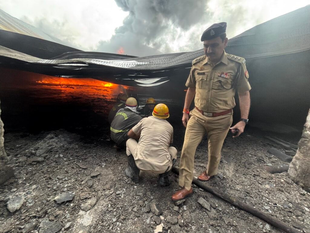 Hapur News : हापुड़ में फोम फैक्ट्री में लगी भीषण आग, तीन कर्मचारी झुलसे