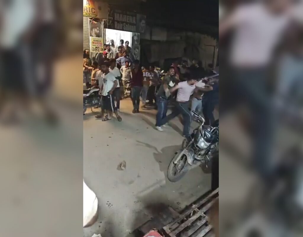 Hapur News : हापुड़ में उधारी के रुपयों को लेकर बीच सड़क पर संग्राम, लाठी-डंडे चले, वीडियो हुआ वायरल